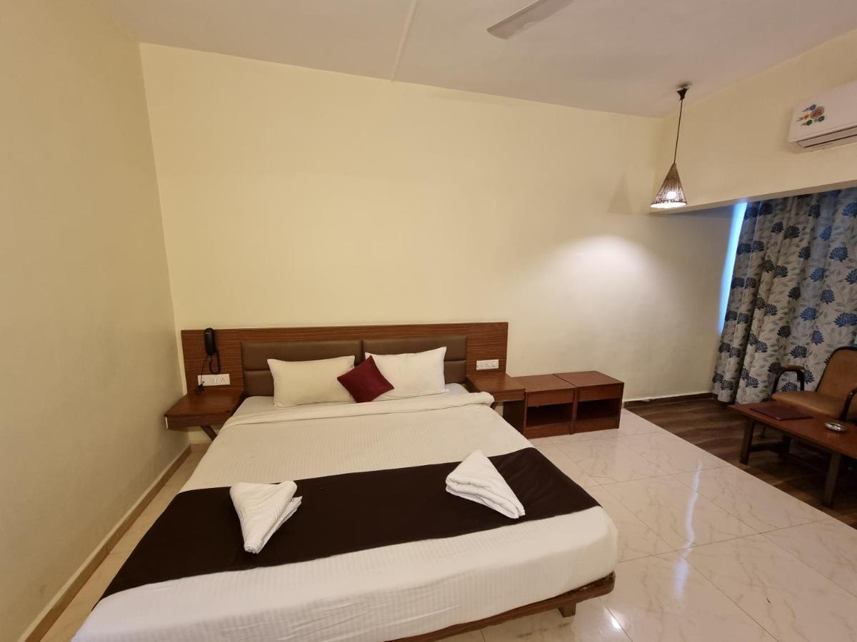 Hotel Lions Den Лонавала Экстерьер фото
