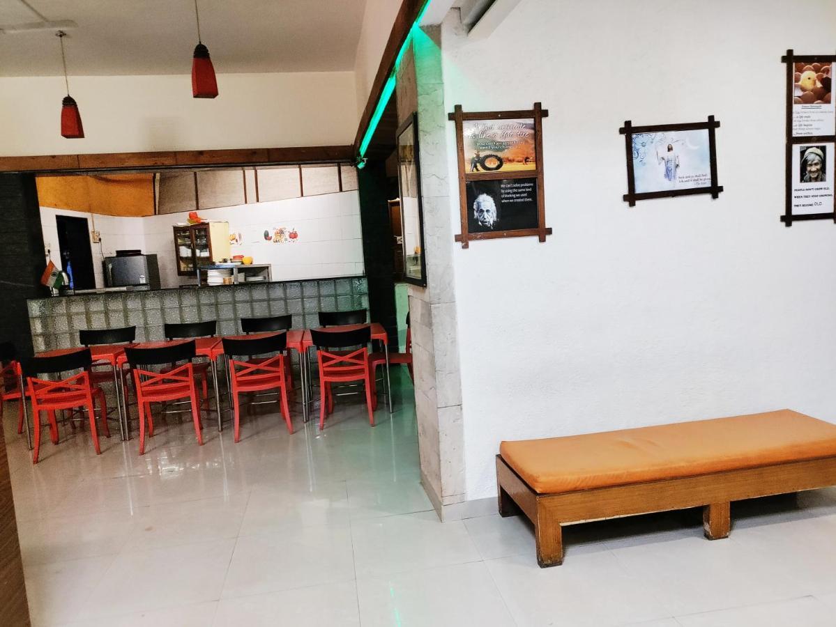 Hotel Lions Den Лонавала Экстерьер фото